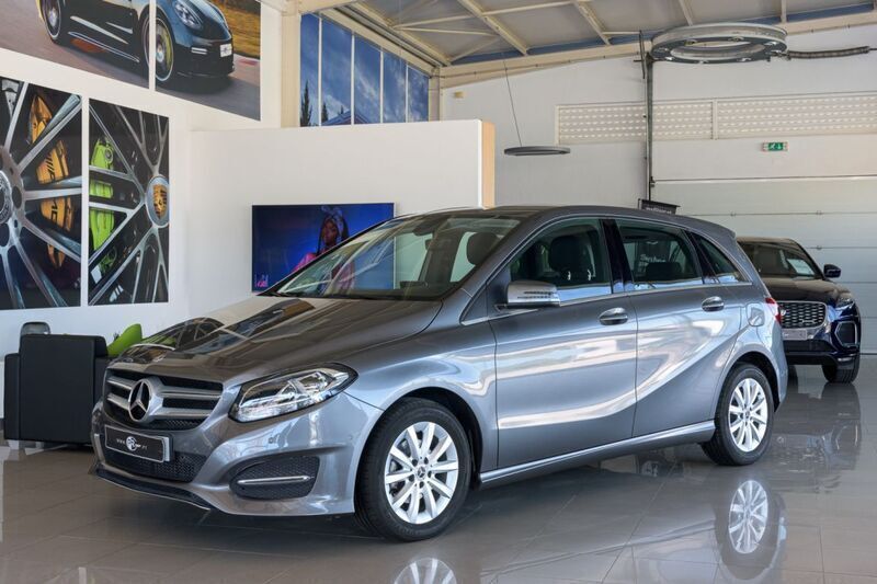Cinzento Usado 2017 Mercedes B180 Style Monovolume | € 18.900 (Preço justo) - Imagem 1/4