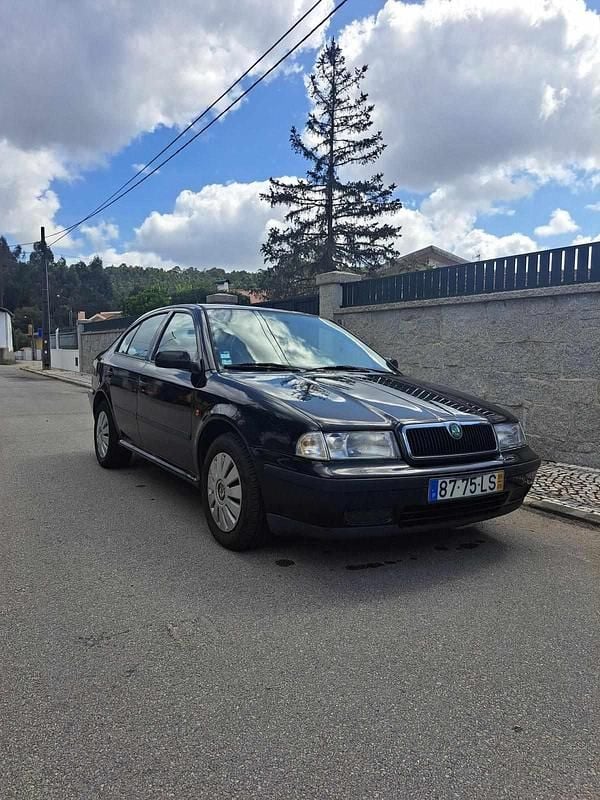 Preto Usado 1998 Skoda Octavia Citadino | € 2.150 - Imagem 1/4