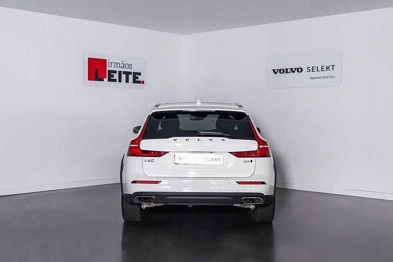 Usado Volvo V60 CC Pro 197 HP (144 kW) 2022 Branco gelo  614 Carrinha