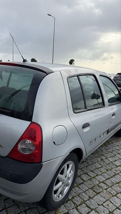 Usado Renault Clio II 58 HP (42 kW) 2002 Sedan