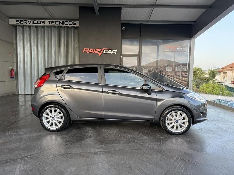 Usado Ford Fiesta Trend 80 HP (58 kW) 2016 Cinzento Citadino