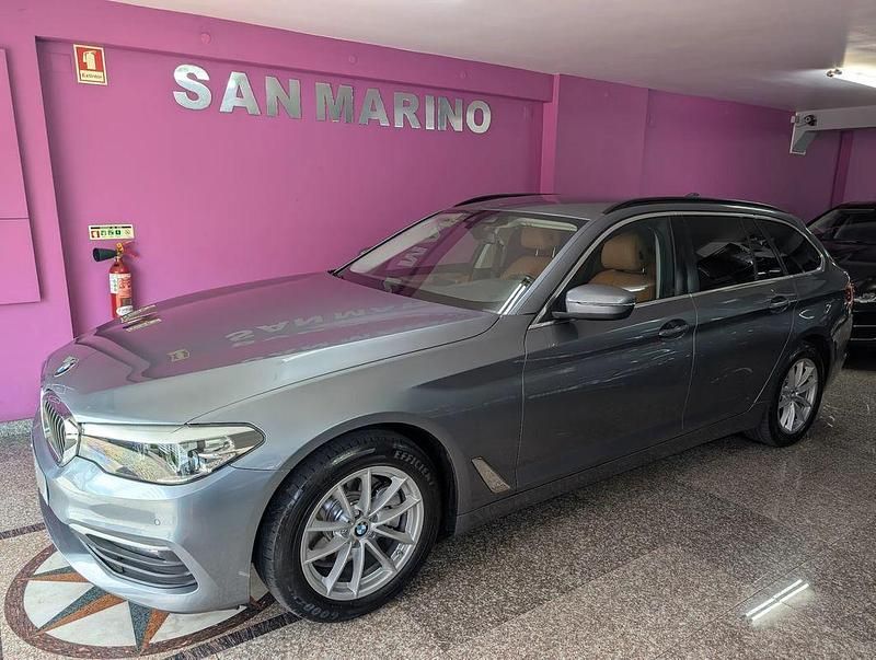 Azul Usado 2019 BMW 518 Luxury Line Carrinha | € 29.800 - Imagem 1/4