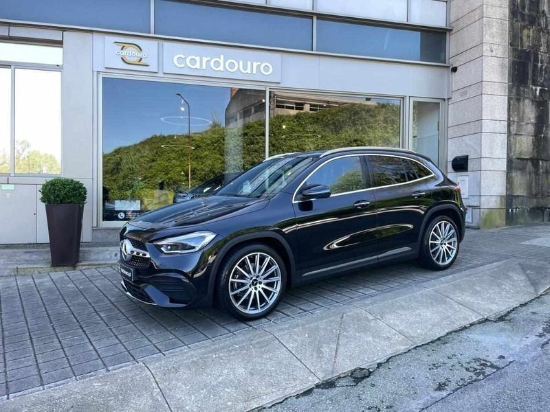 Preto preto Usado 2021 Mercedes GLA200 SUV | € 46.900 - Imagem 1/4