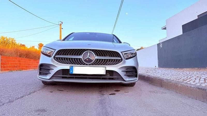 Cinzento Usado 2020 Mercedes A180 AMG Citadino | € 35.000 - Imagem 1/4