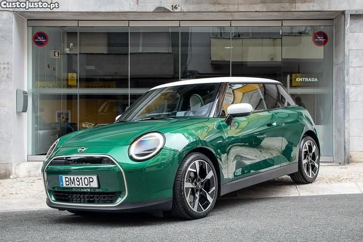 Verde Usado 2024 Mini Cooper Favoured Citadino | € 35.900 - Imagem 1/1