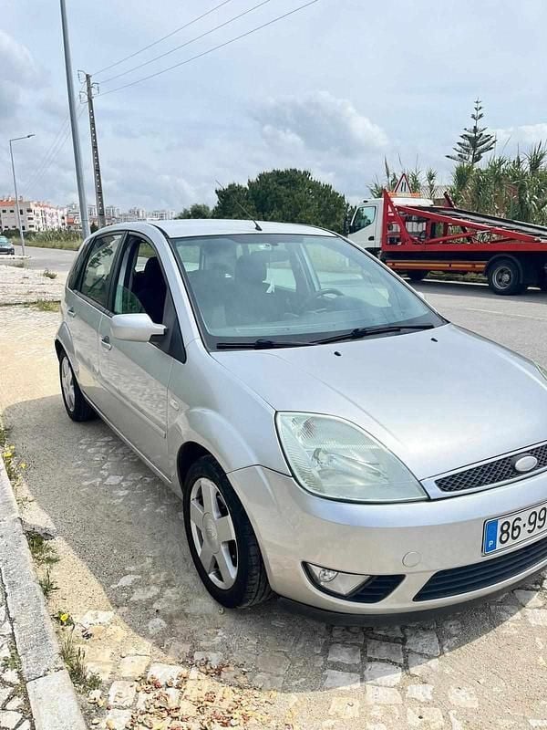 Cinzento Usado 2004 Ford Fiesta ST Citadino | € 2.800 - Imagem 1/4