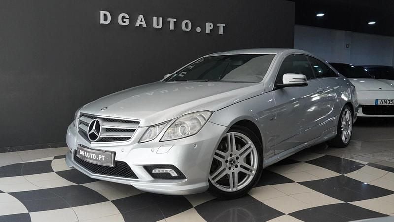Cinza Usado 2011 Mercedes E250 AMG Coupé | € 18.750 - Imagem 1/4