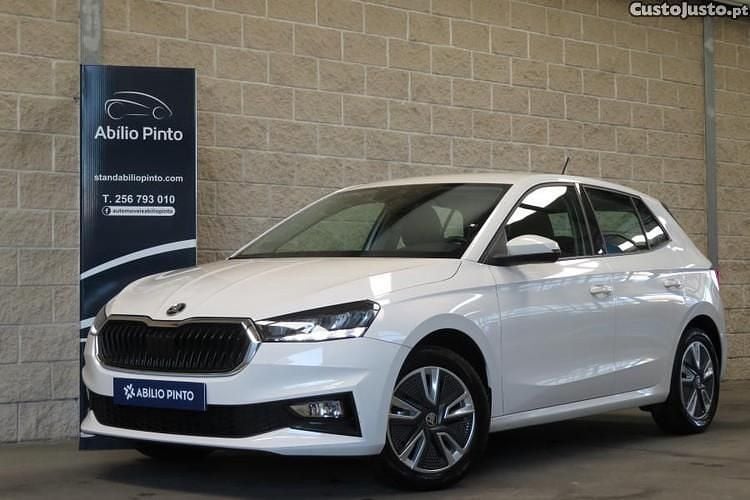 Branco Usado 2023 Skoda Fabia Ambition Citadino | € 15.750 - Imagem 1/1