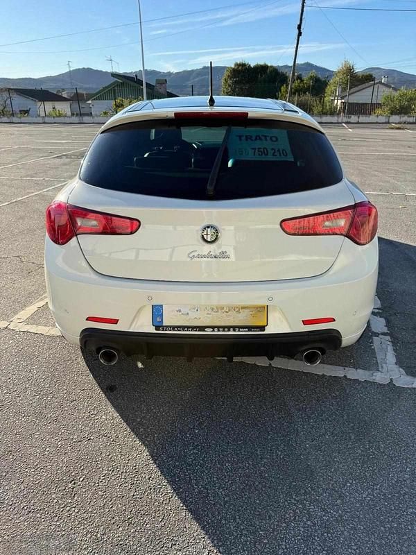 Branco Usado 2012 Alfa Romeo Giulietta Citadino | € 9.450 (Preço justo) - Imagem 1/3