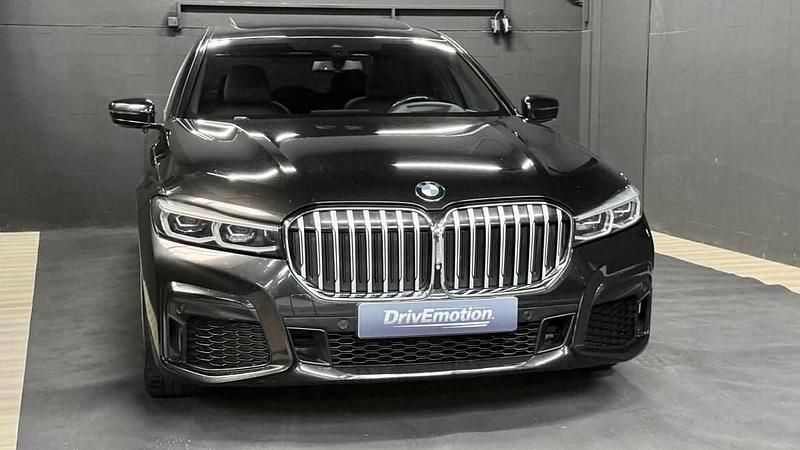 Usado BMW 740 326 HP (239 kW) 2019 Preto Sedan