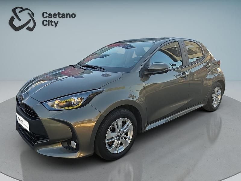 Bronze (pintura metalizada) Usado 2024 Toyota Yaris Comfort | € 24.750 (Preço justo) - Imagem 1/4