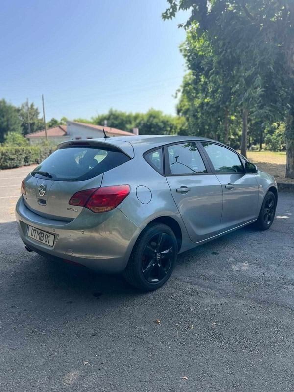 Usado Opel Astra 95 HP (69 kW) 2011 Cinzento