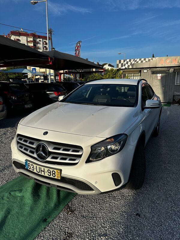 Branco Usado 2018 Mercedes GLA180 Urban SUV | € 22.750 (Preço justo) - Imagem 1/4
