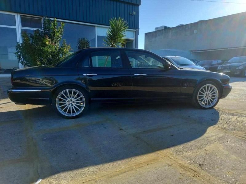 Usado Jaguar XJ 206 HP (151 kW) 2006 Preto Sedan