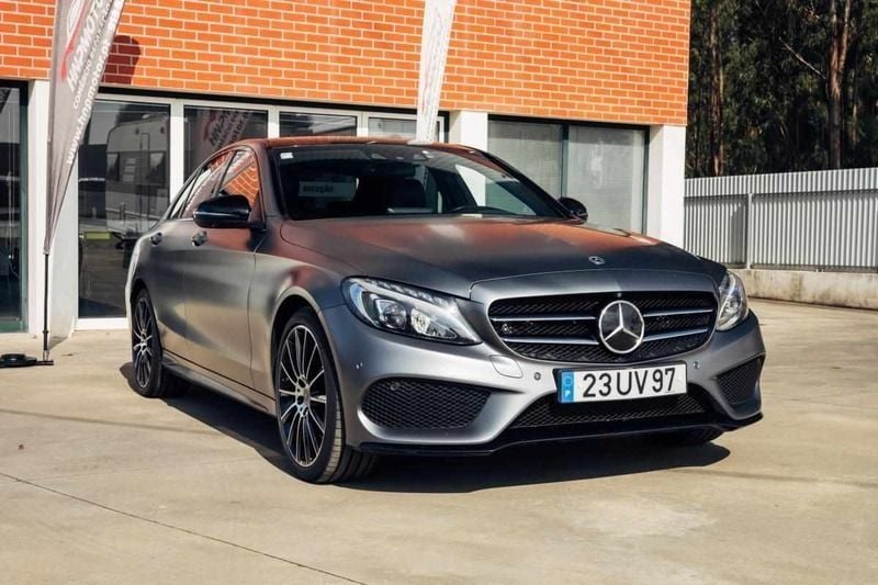 Cinzento Usado 2017 Mercedes C250 Sedan | € 37.700 - Imagem 1/4