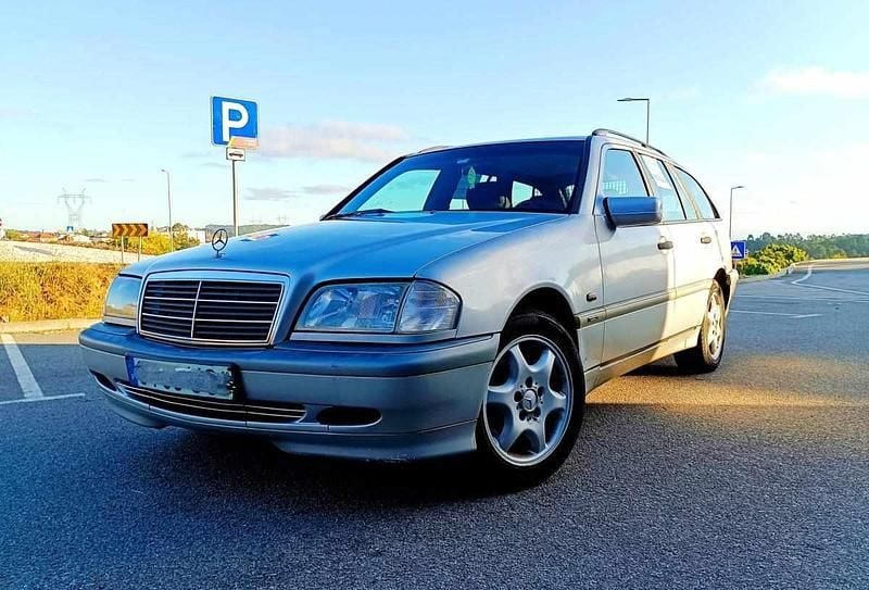 Cinzento Usado 1999 Mercedes 220 | € 2.850 - Imagem 1/4