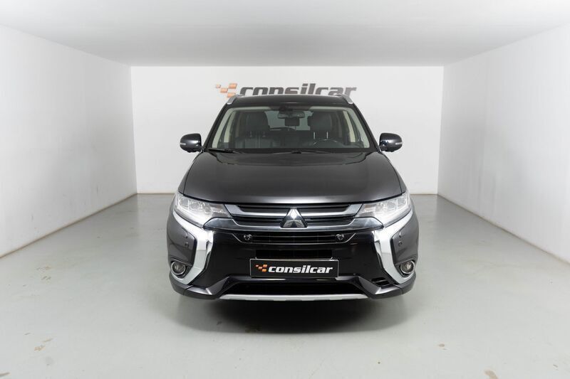 Preto Usado 2016 Mitsubishi Outlander Intense SUV | € 15.890 - Imagem 1/4