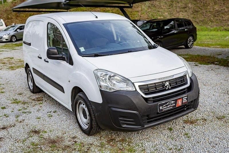 Branco Usado 2017 Peugeot Partner Premium Monovolume | € 8.500 (Bom preço) - Imagem 1/4