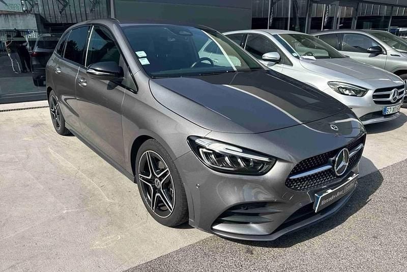 Cinzento Usado 2023 Mercedes B180 AMG line Monovolume | € 36.900 (Preço justo) - Imagem 1/4