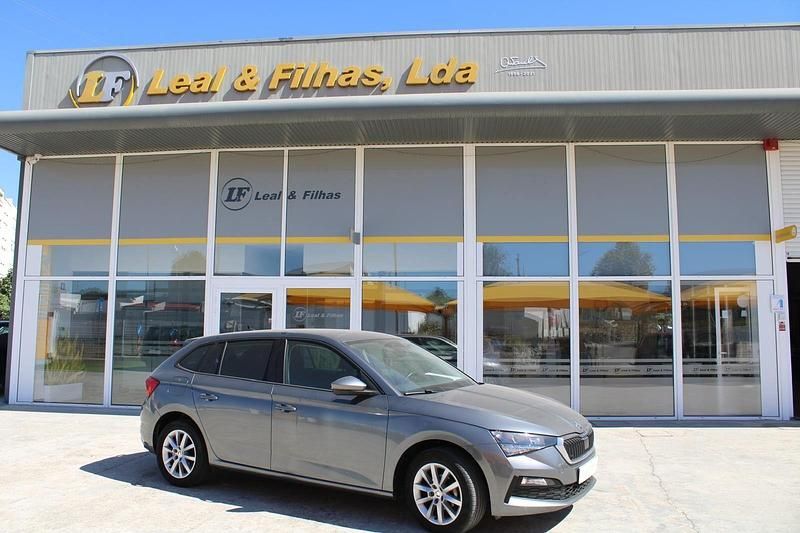 Cinza Usado 2022 Skoda Scala Ambition Citadino | € 15.750 - Imagem 1/4