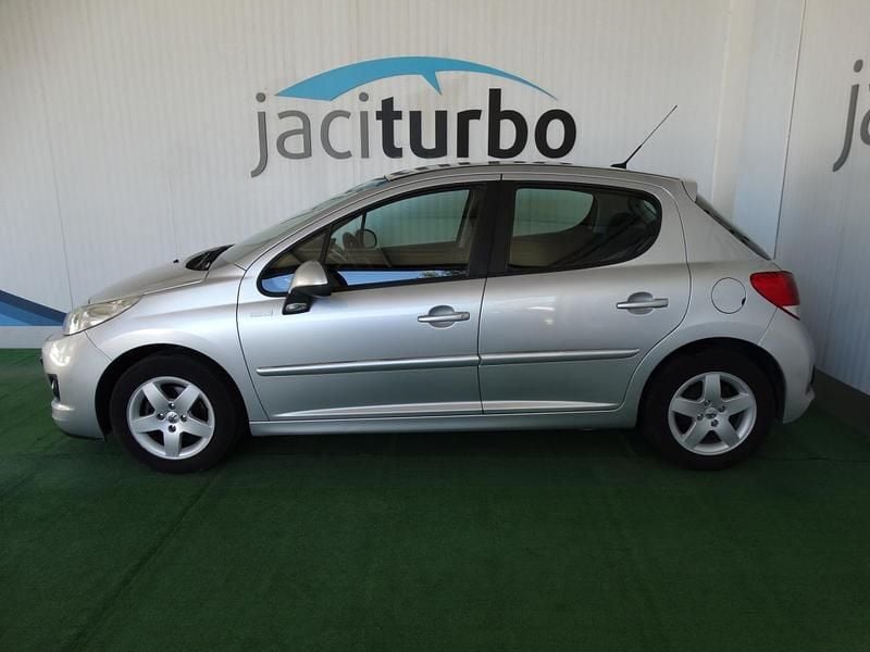 Usado Peugeot 207 68 HP (50 kW) 2010 Cinzento