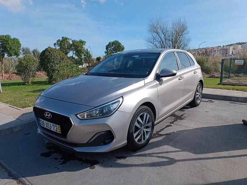 Usado Hyundai i30 116 HP (85 kW) 2019 Cinzento Citadino