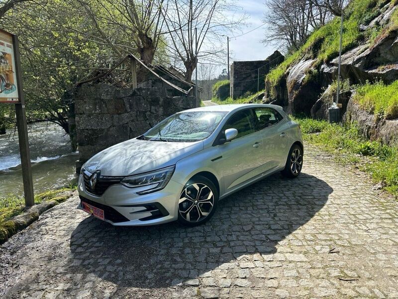 Cinzento (metalizado) Usado 2021 Renault Mégane IV LIMITED Citadino | € 20.499 (Preço justo) - Imagem 1/4