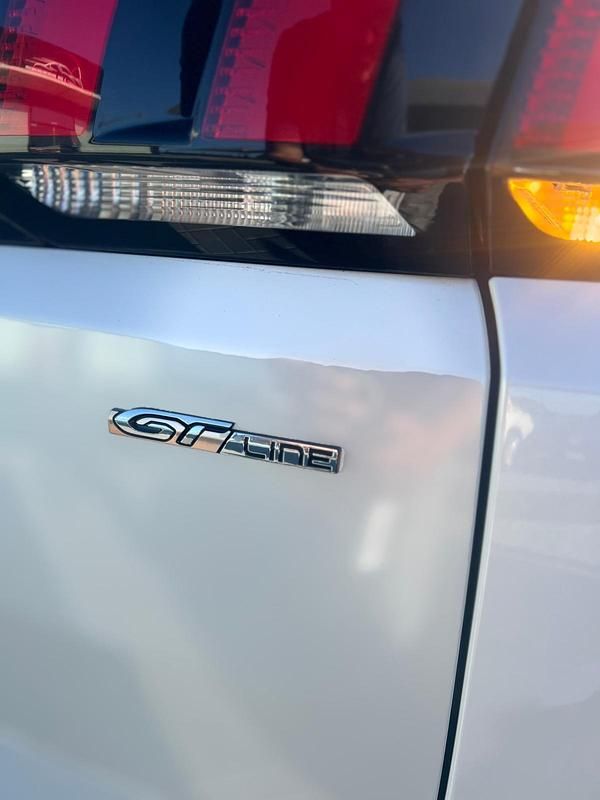 Usado Peugeot 5008 GT-line 130 HP (95 kW) 2020 Branco Monovolume