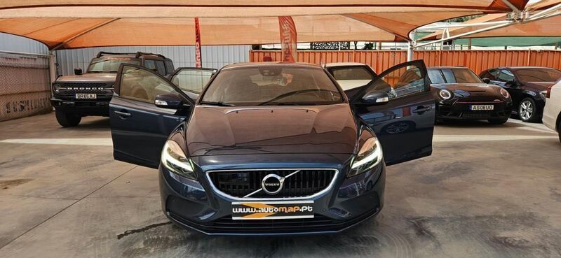 Azul Usado 2018 Volvo V40 Momentum Carrinha | € 19.000 (Preço justo) - Imagem 1/4