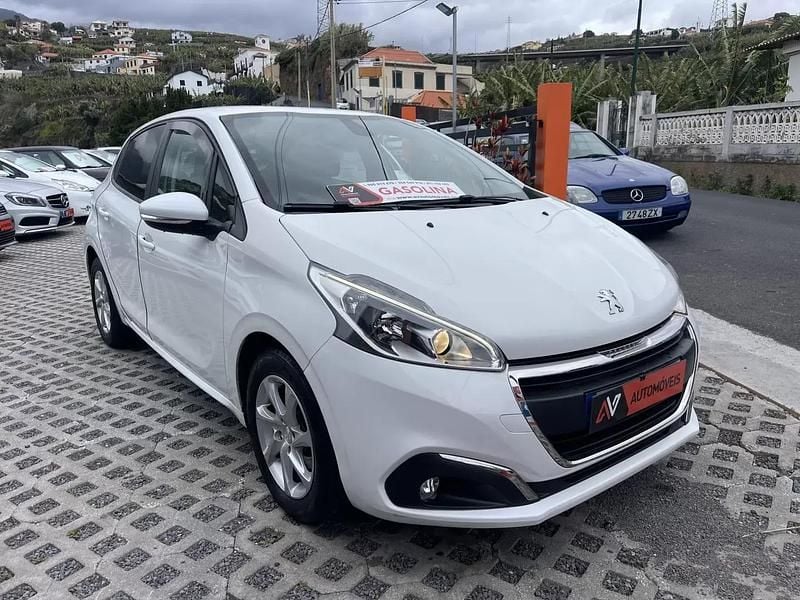 Branco Usado 2015 Peugeot 208 Access Citadino | € 8.250 (Preço justo) - Imagem 1/4