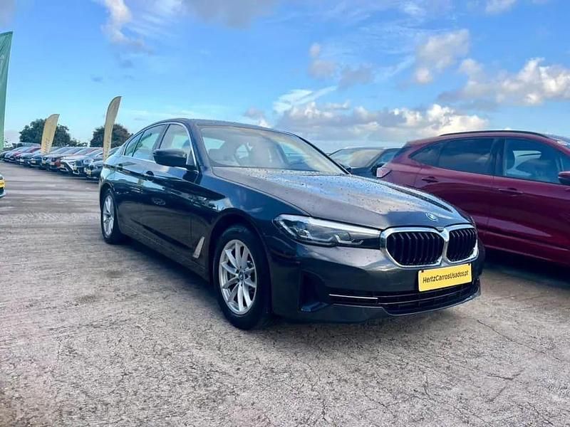 Cinza Usado 2022 BMW 530 Sedan | € 40.290 - Imagem 1/4