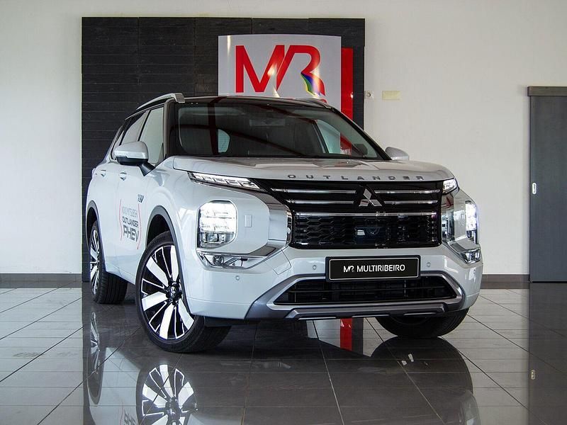 Branco Usado 2025 Mitsubishi Outlander Instyle SUV | € 52.190 - Imagem 1/4