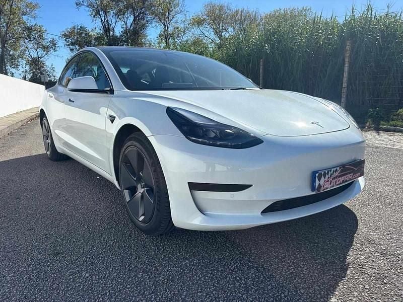Branco Usado 2021 Tesla Model 3 Standard Range Plus Sedan | € 26.900 (Preço justo) - Imagem 1/4