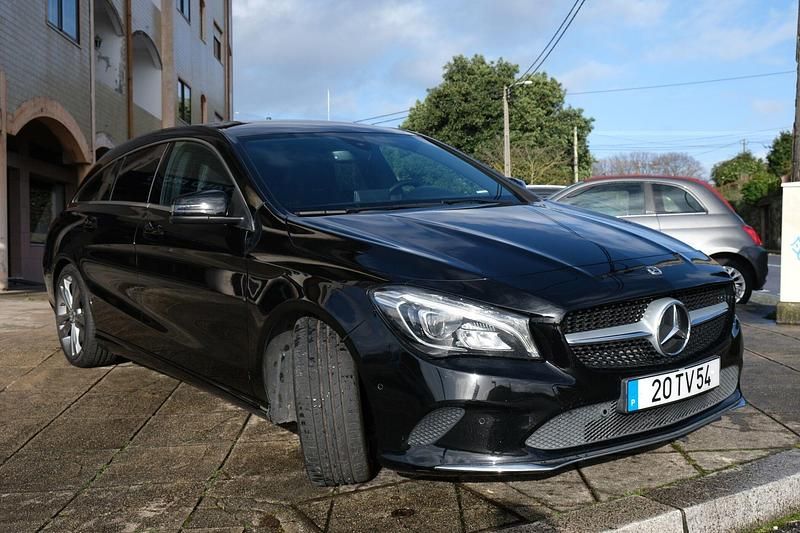 Usado Mercedes CLA180 Urban 109 HP (80 kW) 2017 Preto Sedan