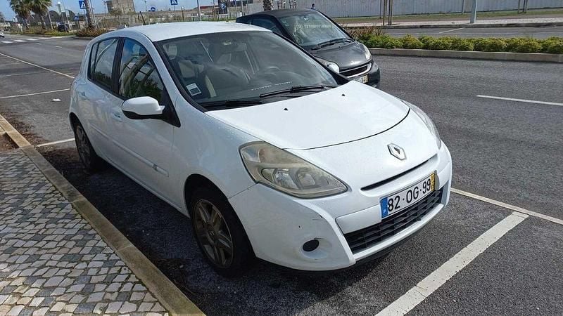 Usado Renault Clio II 75 HP (55 kW) 2011 Branco Sedan