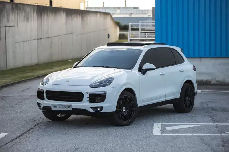 Branco pérola Usado 2017 Porsche Cayenne Platinum Edition SUV | € 55.000 (Caro) - Imagem 1/4
