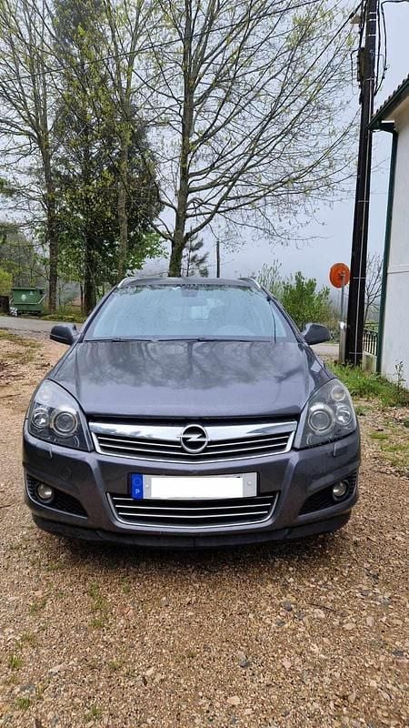 Cinzento Usado 2010 Opel Astra Carrinha | € 5.500 (Preço justo) - Imagem 1/4