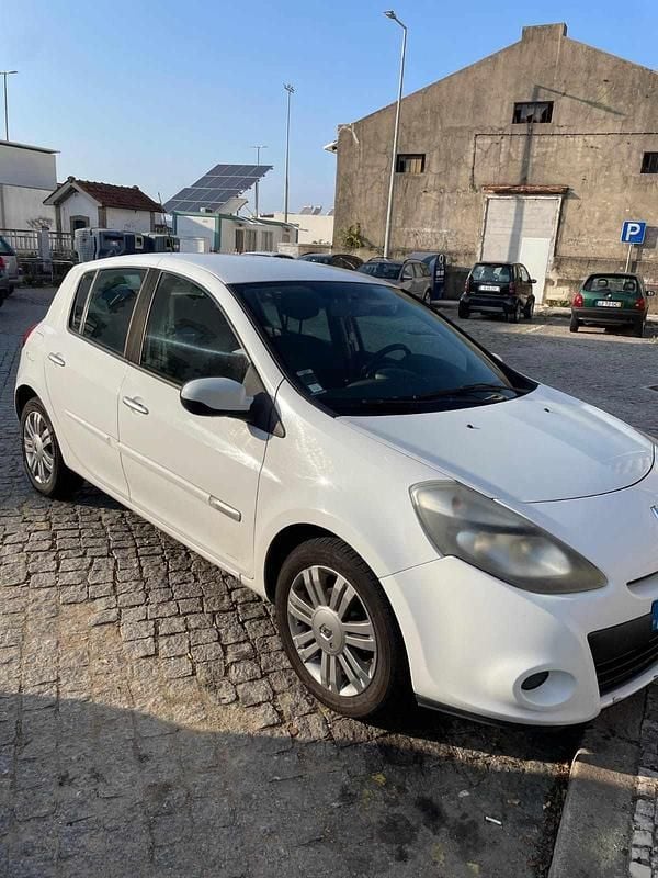Branco Usado 2010 Renault Clio II Citadino | € 3.550 (Preço justo) - Imagem 1/4