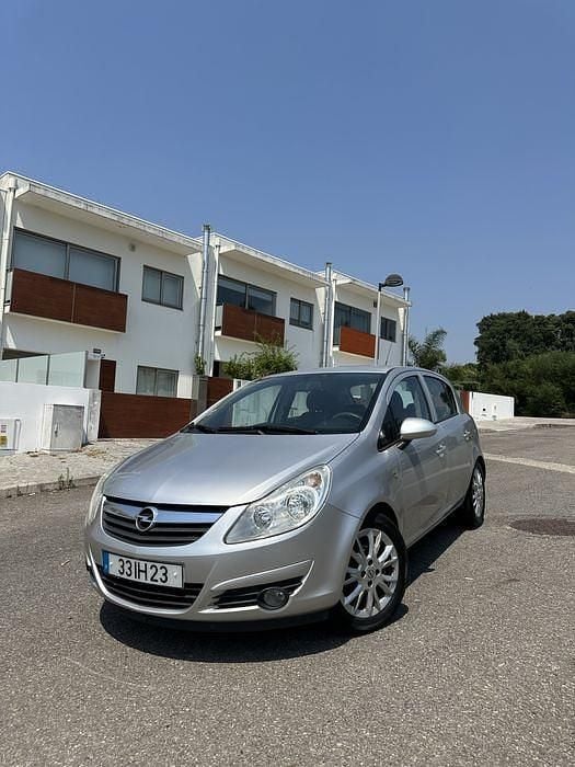 Cinzento Usado 2009 Opel Corsa Sedan | € 3.550 (Bom preço) - Imagem 1/4