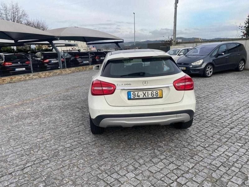 Usado Mercedes GLA200 Urban 136 HP (100 kW) 2014 Branco SUV