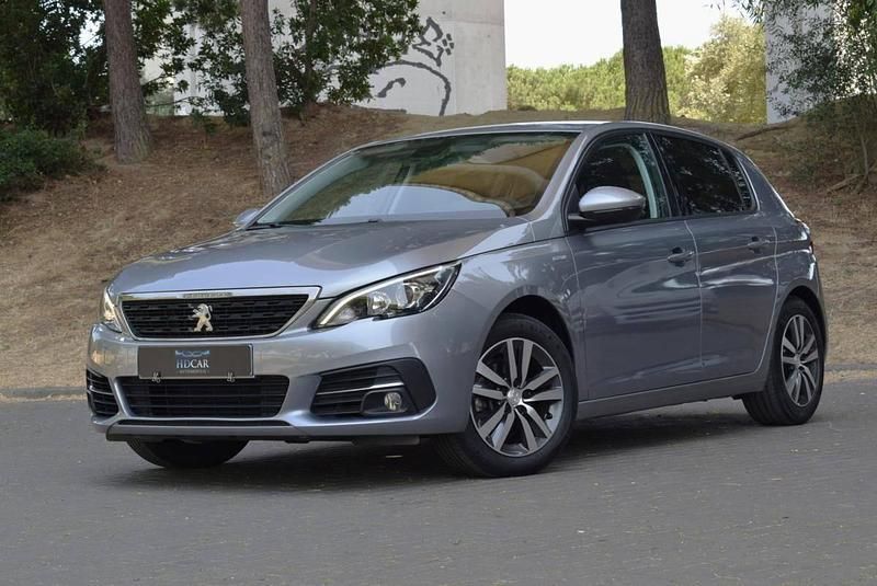 Cinzento Usado 2021 Peugeot 308 Style Sedan | € 14.890 (Preço justo) - Imagem 1/4