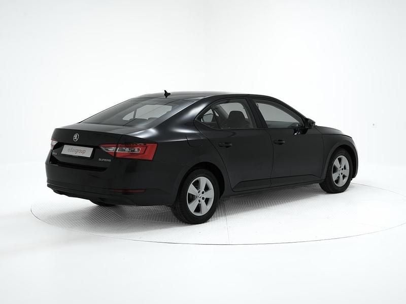 Usado Skoda Superb Active 120 HP (88 kW) 2017 Preto Sedan