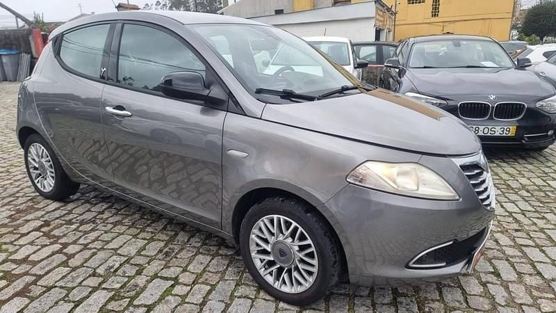 Usado Lancia Ypsilon S 69 HP (50 kW) 2012 Cinza Citadino