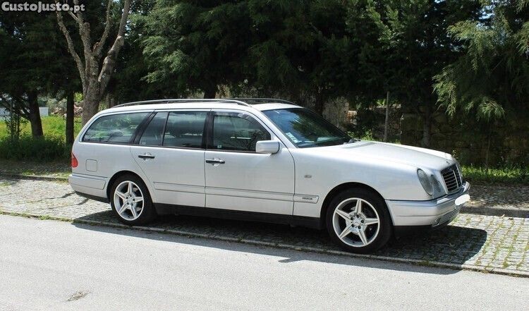 Cinza Usado 1998 Mercedes E220 Elegance | € 2.950 - Imagem 1/1