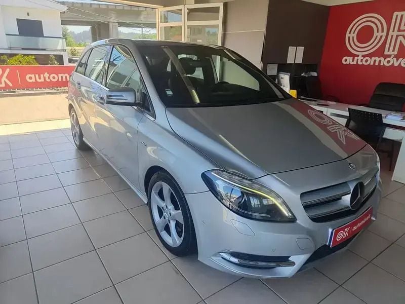 Usado Mercedes B180 109 HP (80 kW) 2012 Cinzento Monovolume