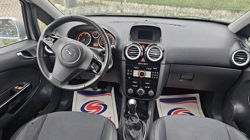 Usado Opel Corsa 90 HP (66 kW) 2007 Cinzento Citadino