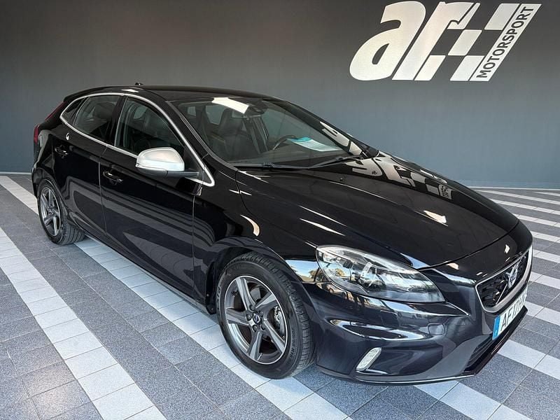 Usado Volvo V40 R-Design Momentum 120 HP (88 kW) 2015 Preto Carrinha