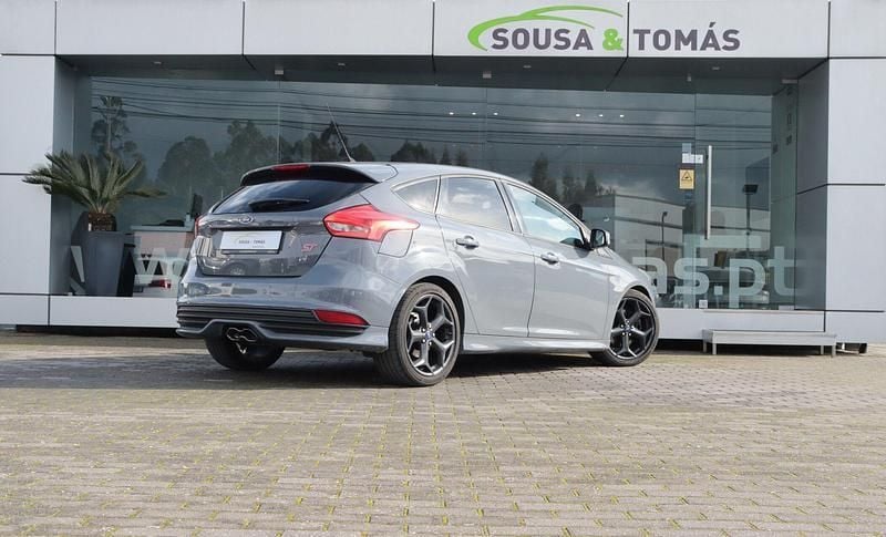 Usado Ford Focus ST 185 HP (136 kW) 2015 Cinzento