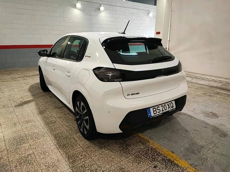 Usado Peugeot e-208 Style 100 kW (136 HP) 2025 Branco Citadino