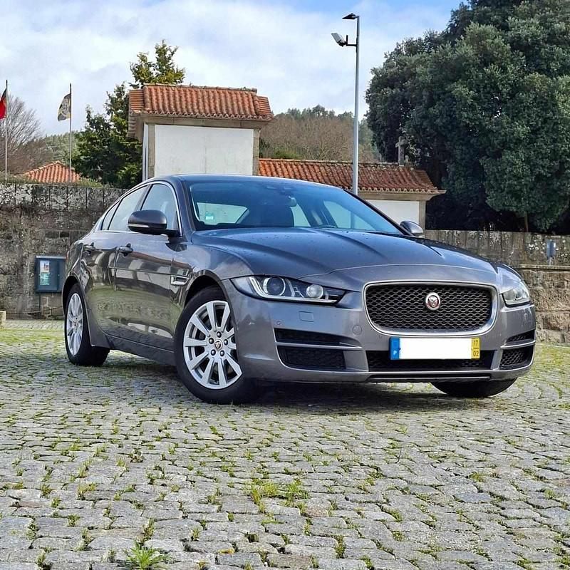 Usado Jaguar XE 180 HP (132 kW) 2017 Cinzento Sedan